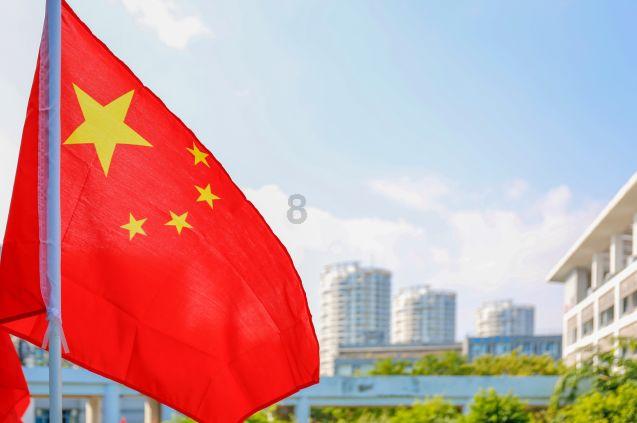 苹果涨超1%，市值重回3万亿美元，再次登顶全球第一！纳指100ETF（159660）连续两日大幅放量，最新溢价超1%
