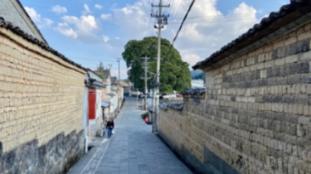 迷路的可爱男孩